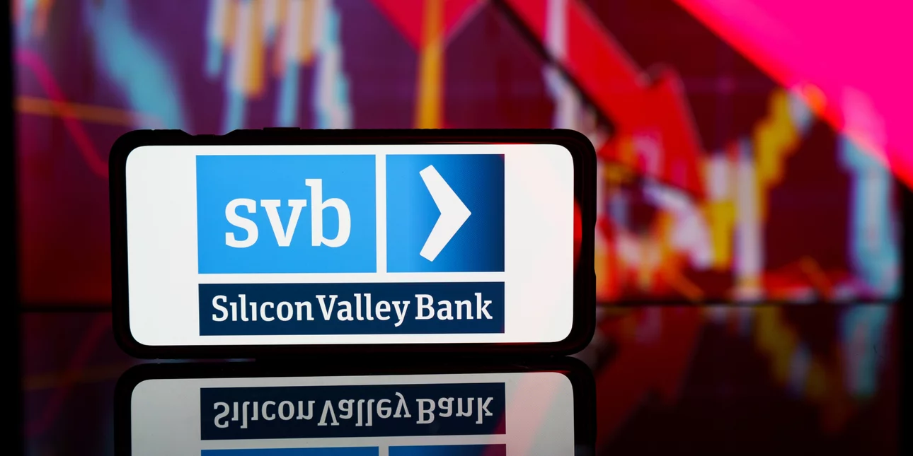 Τρόμος από την κατάρρευση τριών τραπεζών σε λίγα 24ωρα -Η Silicon Valley Bank έχει καταθέσεις όσο όλη η Ελλάδα