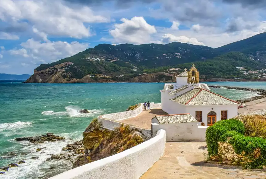Ελληνικό νησί στις 10 πιο εμβληματικές κινηματογραφικές τοποθεσίες του κόσμου