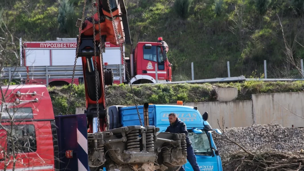 Σύγκρουση τρένων στη Λάρισα: Απομακρύνθηκε από το σημείο της τραγωδίας και το πέμπτο βαγόνι