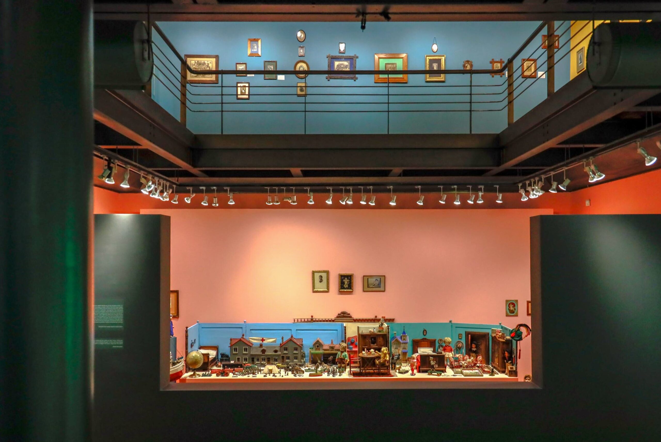 «Ο τόπος του κάποτε – Ήρωες στα σκουπίδια»: Ξενάγηση με ελεύθερη είσοδο στη Δημοτική Πινακοθήκη Χανίων