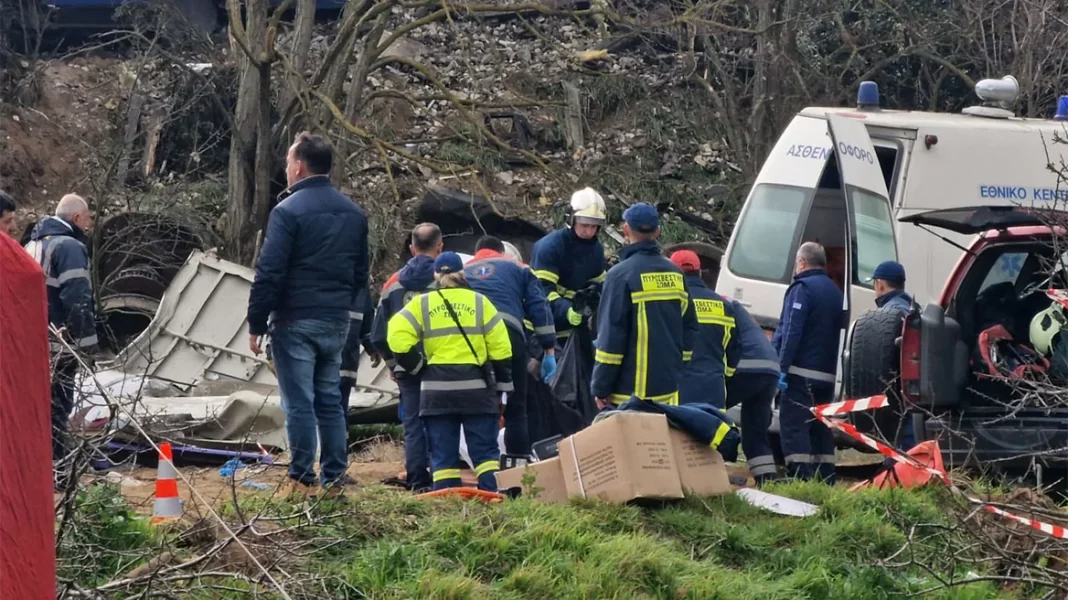 Συγκλονιστικές στιγμές στα Τέμπη: Ανασύρουν ανθρώπινα μέλη από τα συντρίμμια