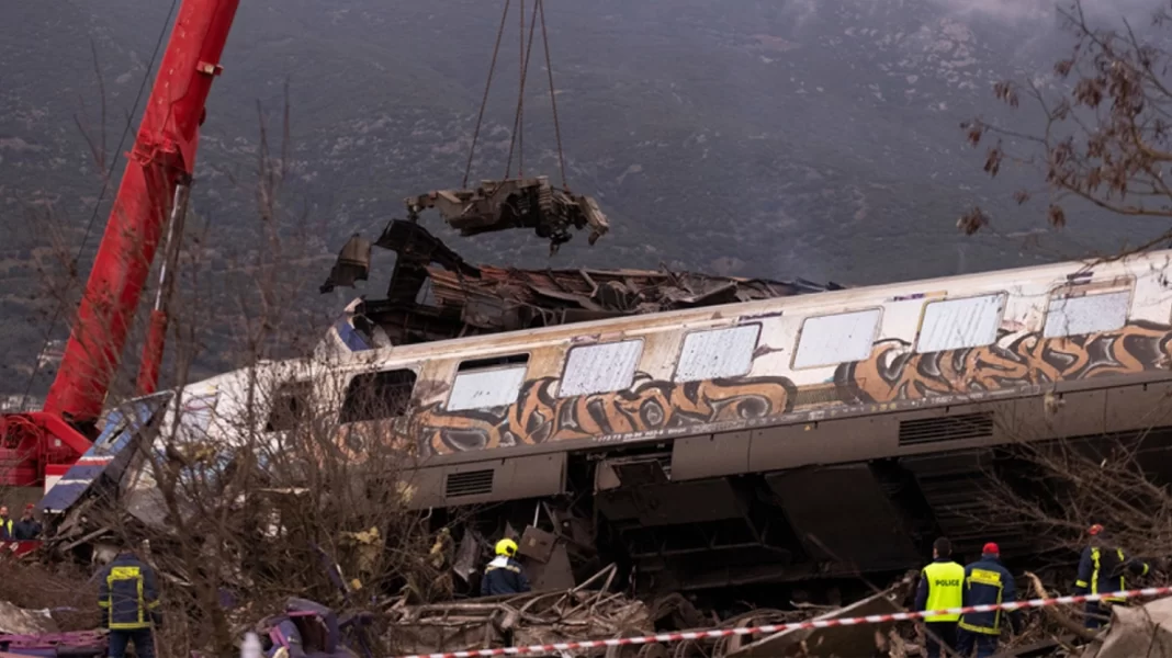 «Βρίσκαμε μέλη από ανθρώπους ακόμα και στον εξωτερικό χώρο» λέει διασώστης για τη φρίκη στα Τέμπη (βίντεο)