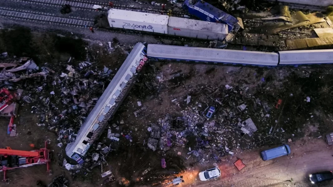Τραγικές στιγμές στη Λάρισα: Επιβάτες και συγγενείς θυμάτων παραλαμβάνουν προσωπικά αντικείμενα