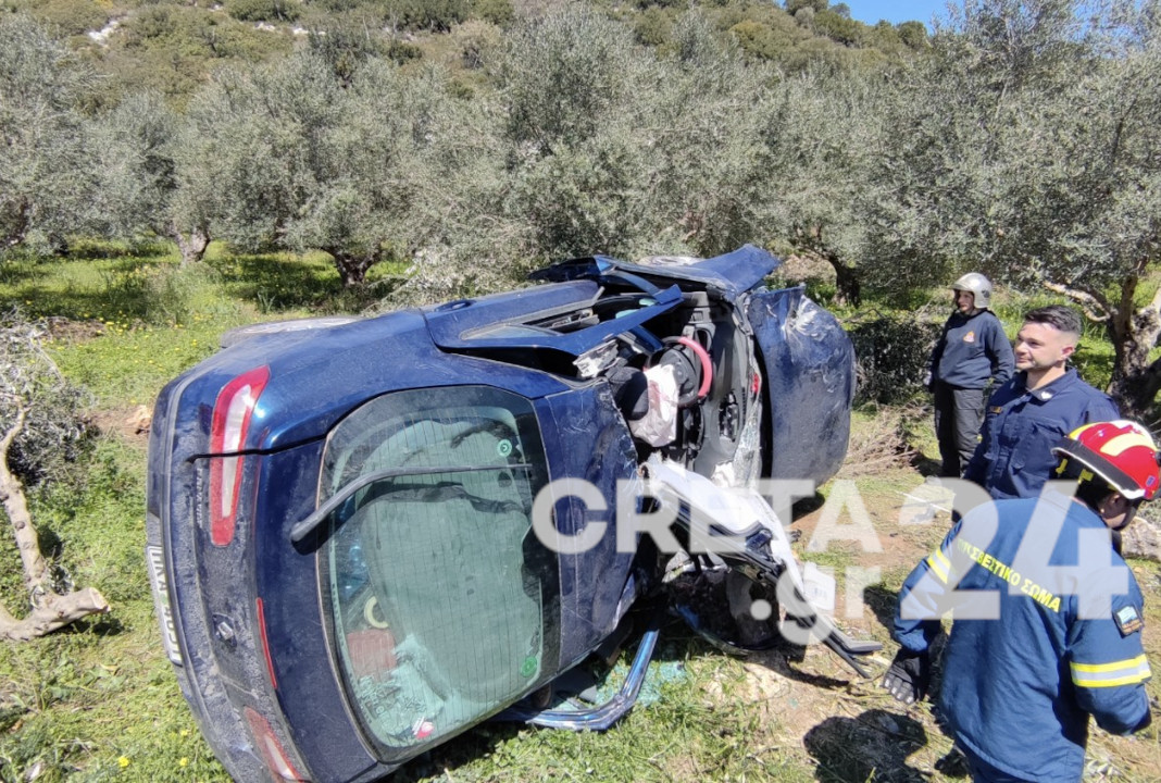 Κρήτη: Αυτοκίνητο ξερίζωσε ελιά και τούμπαρε - Απεγκλωβίστηκε η οδηγός
