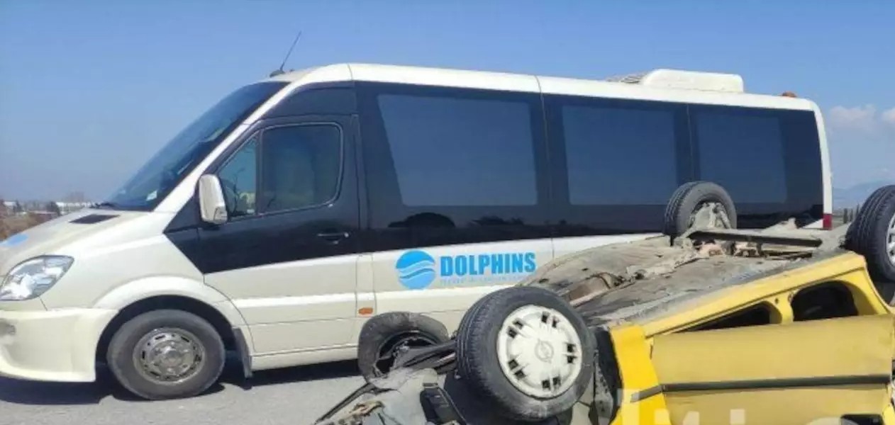 Τροχαίο με αυτοκίνητο που  ντελαπάρισε και έπεσε σε βαν σήμανσης