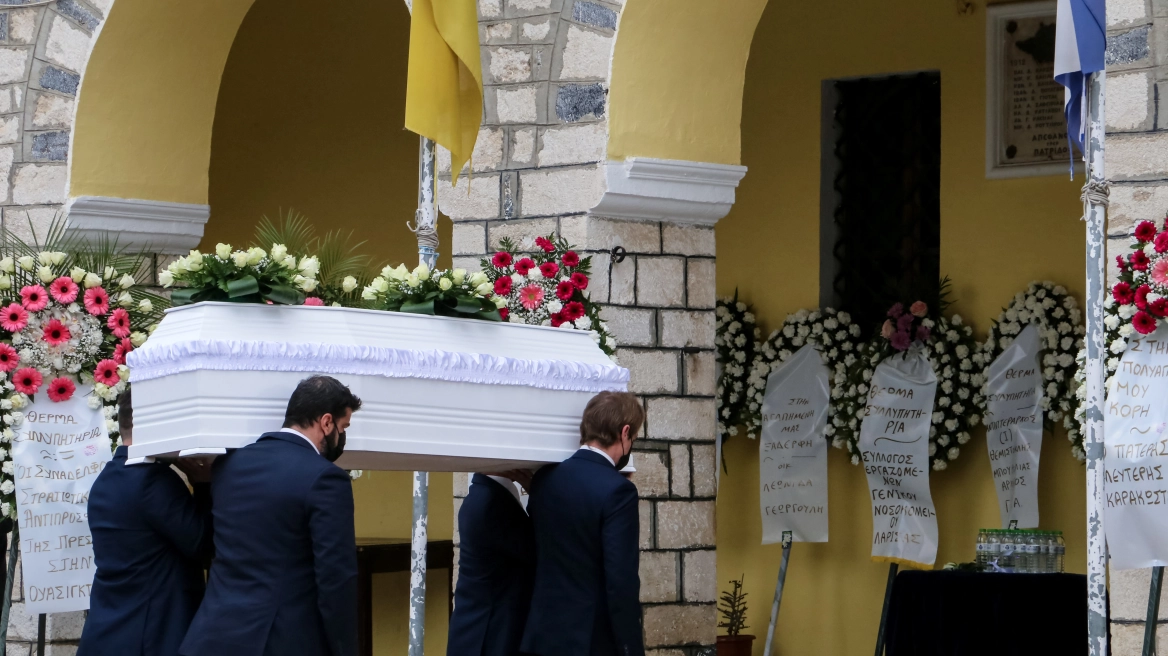 Θλίψη στην κηδεία της 42χρονης Βάγιας που ήταν στο μοιραίο τρένο