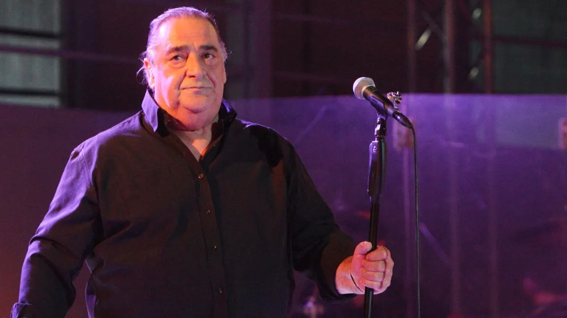 Βασίλης Καρράς: Αγνώριστος ένα χρόνο μετά την περιπέτεια της υγείας του – Εικόνα