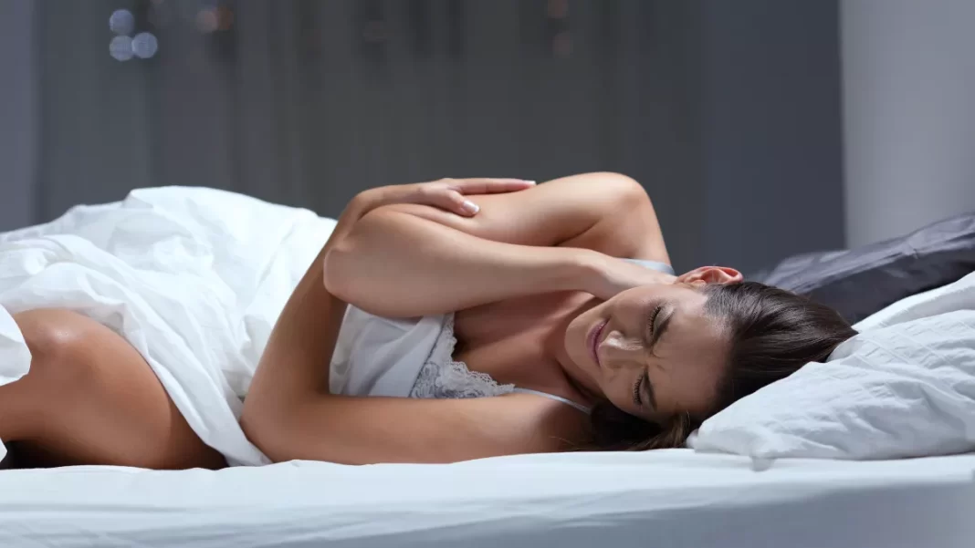 Γιατί πονάμε περισσότερο το βράδυ; Τέσσερα tips για καλύτερο ύπνο