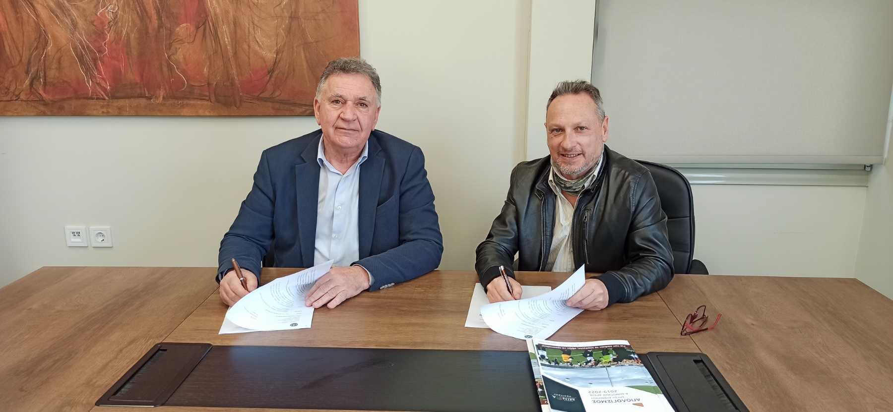 «Έπεσαν» οι υπογραφές για την αναβάθμιση του γηπέδου 5×5 στην Κοινότητα Καστελλίου