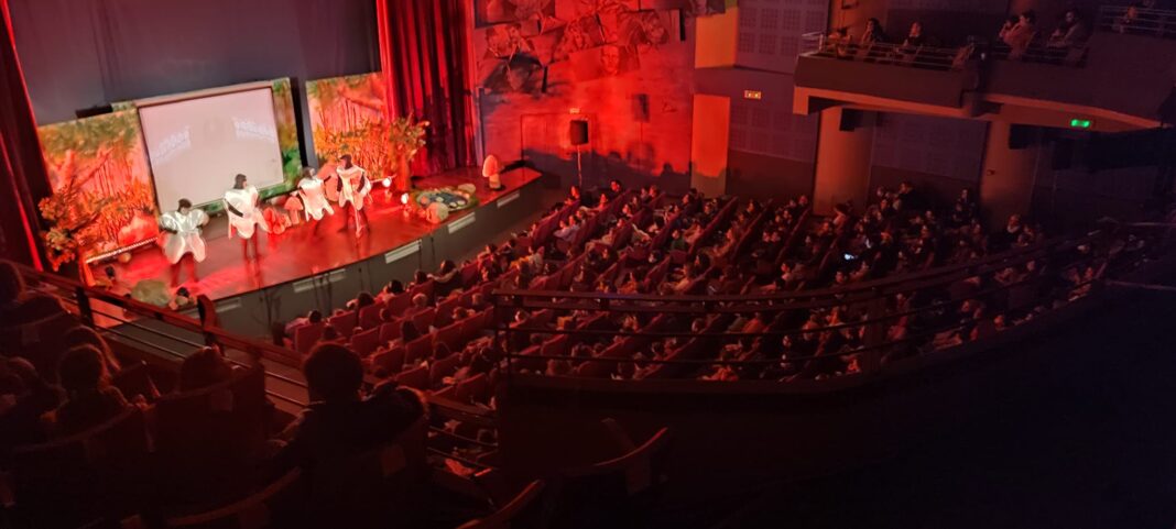 Θερμό χειροκρότημα από χιλιάδες μαθητές στην παράσταση «Ο Γιατρός ο Κάστορας των Δοντιών ο Μάστορας»