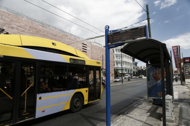 Τρόλεϊ έπεσε πάνω σε φορτηγό – Ένας τραυματίας