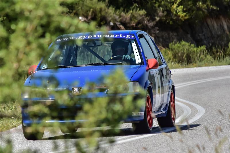 Αγωνιστικό αυτοκίνητο βγήκε εκτός δρόμου και έπεσε σε αυλή σπιτιού – Δύο τραυματίες