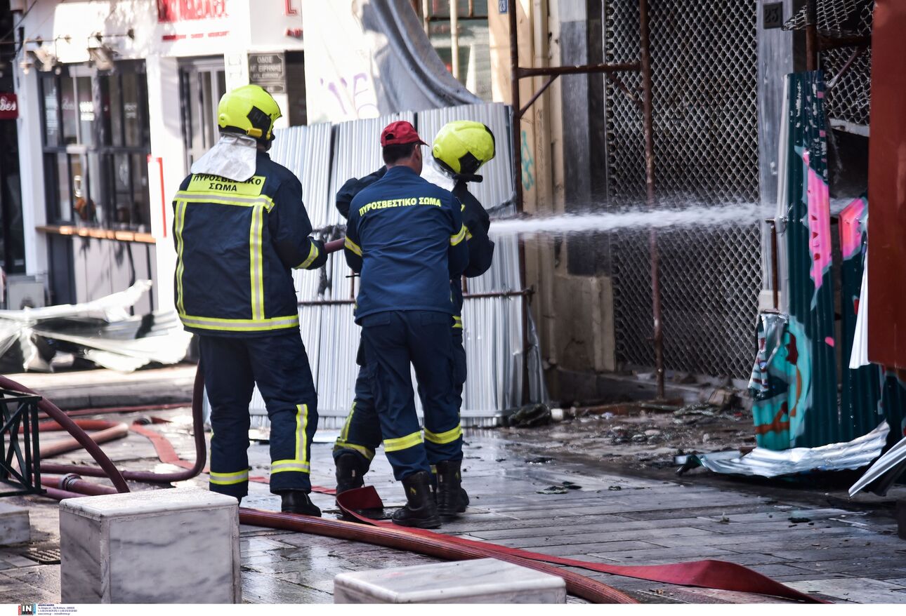 Φωτιά σε κτήριο: Φλόγες στην οροφή διπλανού κτηρίου – Κλειστή η περιοχή