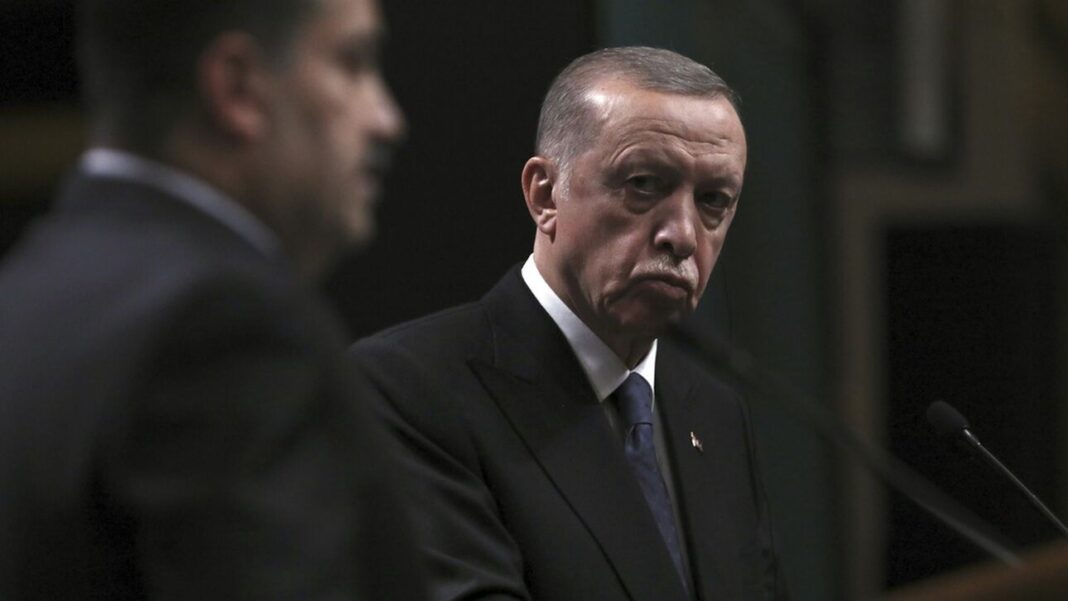 «Πρέπει να γνωρίζεις το ρόλο σου»: «Κεραυνοί» Ερντογάν κατά του πρέσβη των ΗΠΑ στην Τουρκία