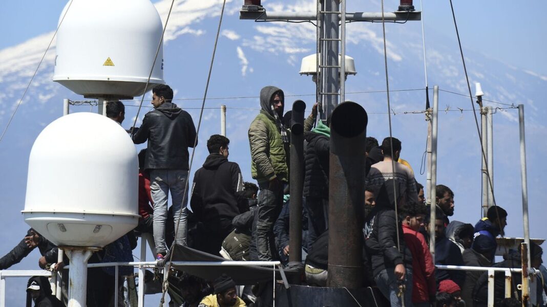Η ιταλική ακτοφυλακή διέσωσε 600 μετανάστες που επέβαιναν σε αλιευτικό