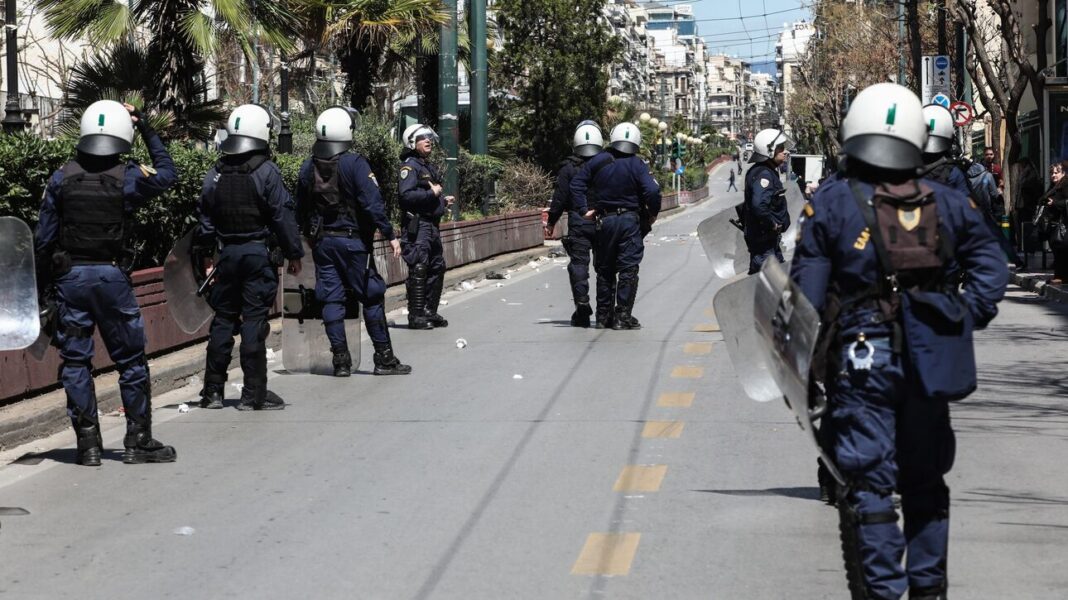 Ελεύθερος ο αστυνομικός που πυροβόλησε στον αέρα στα επεισόδια στην ΑΣΟΕΕ