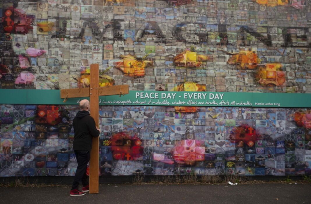 Η Βόρεια Ιρλανδία «γιορτάζει» 25 χρόνια ειρήνης με φόντο το πολιτικό αδιέξοδο και την ανασφάλεια