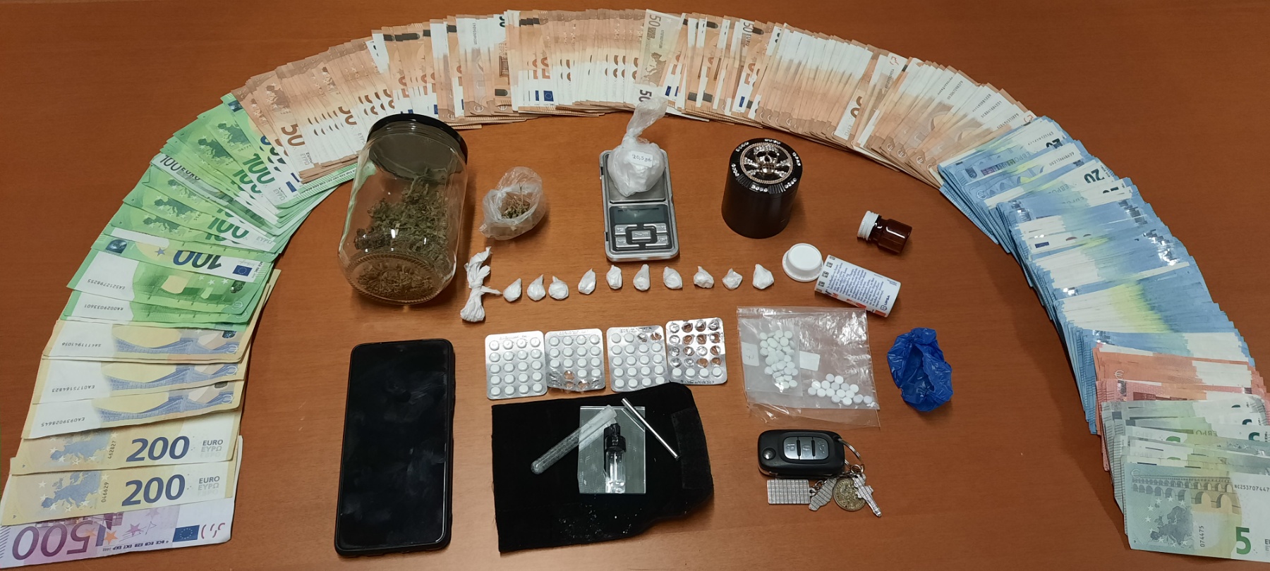 Ηράκλειο: Επιχειρηματίας κυκλοφορούσε με κοκαϊνη και χιλιάδες ευρώ (εικόνες)