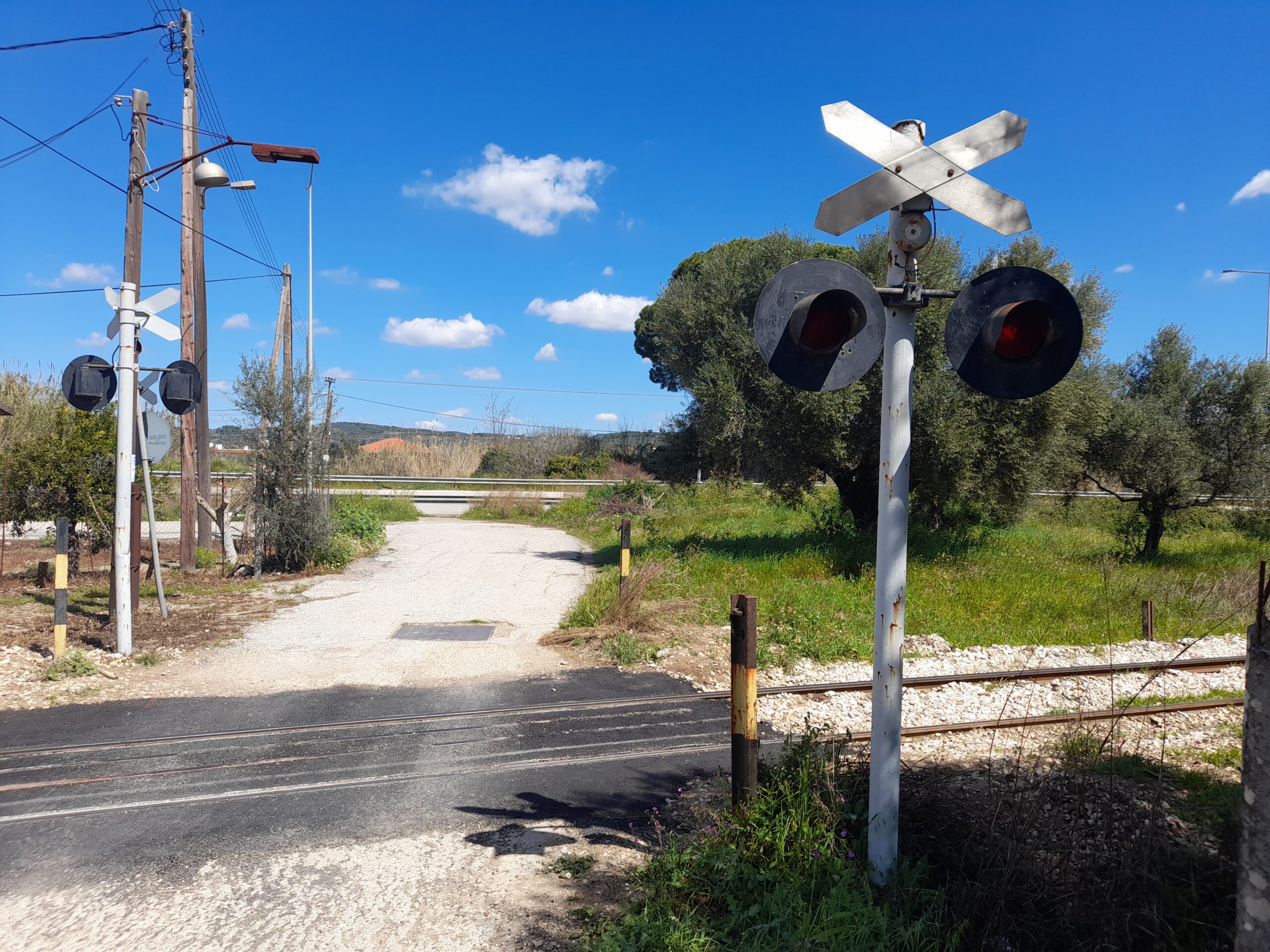 παρκάρισμα κάτω από τις μπάρες του ΟΣΕ