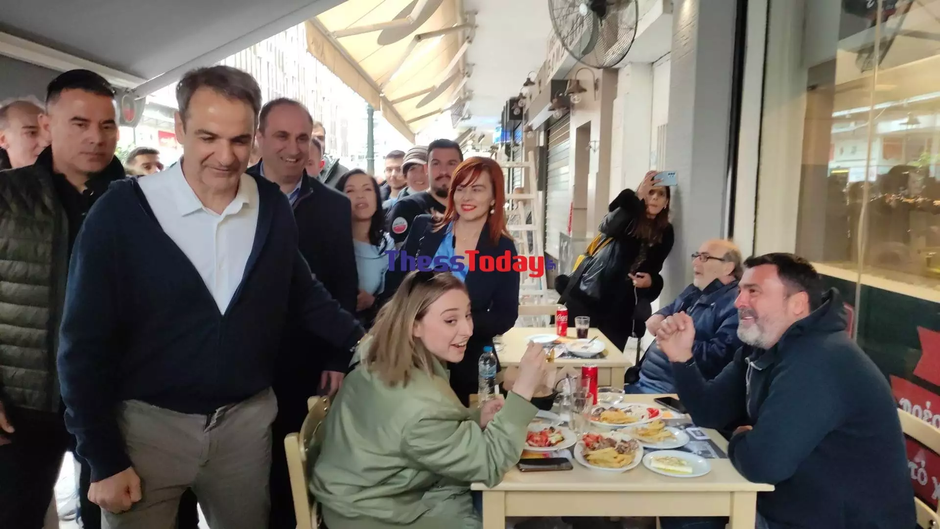 Ο Κυριάκος Μητσοτάκης αιφνιδίασε τους πελάτες σε ψητοπωλείο: «Από Μεγάλη Παρασκευή νηστεία;» (βίντεο)