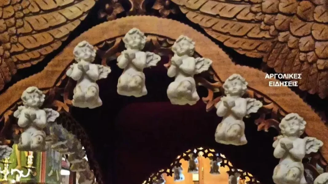 Τέμπη: Επιτάφιος με 57 αγγελάκια για τα θύματα της τραγωδίας