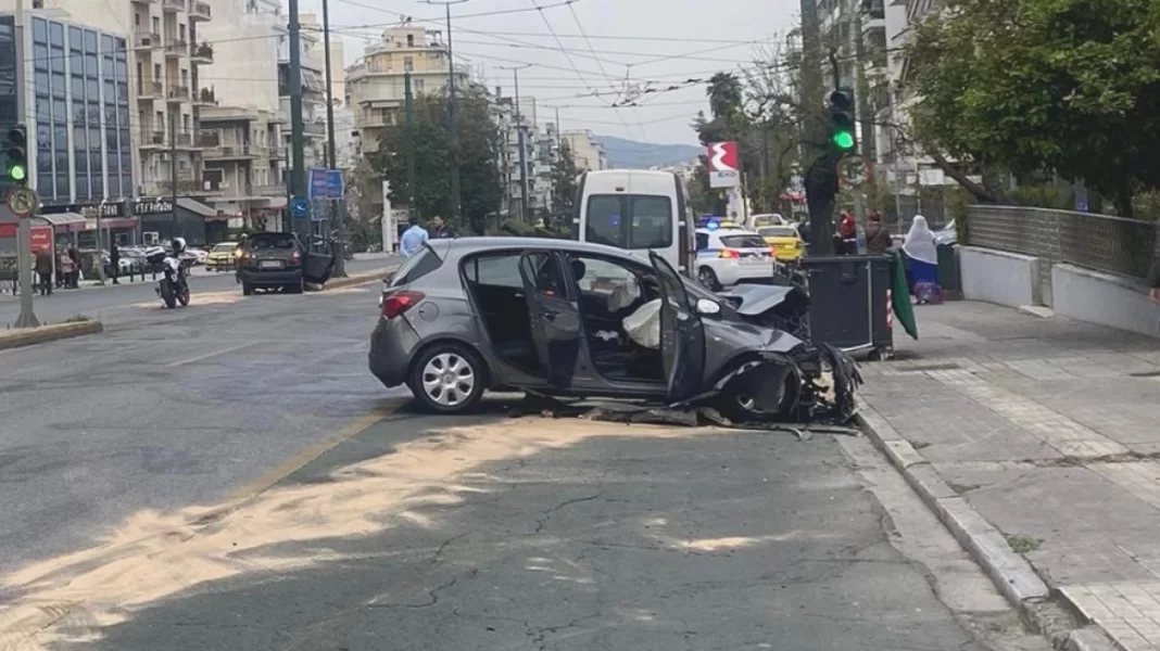 Σφοδρή σύγκρουση αυτοκινήτων - Τρείς τραυματίες