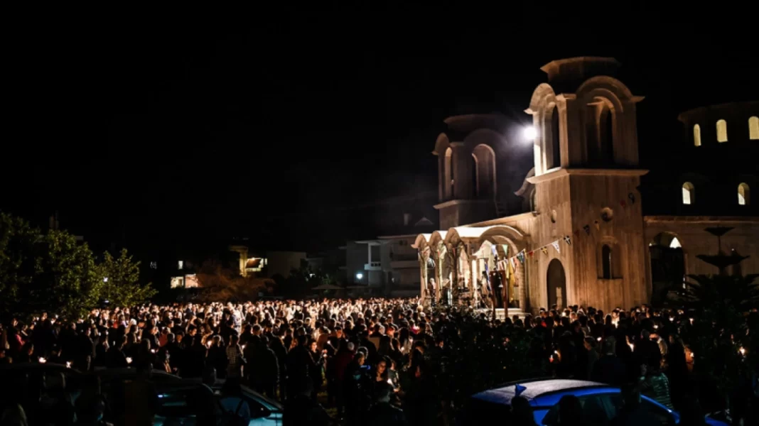 Ανάσταση: Στην Αθήνα η Σακελλαροπούλου, στην Τήνο ο Μητσοτάκης – Πού γιόρτασαν οι πολιτικοί αρχηγοί