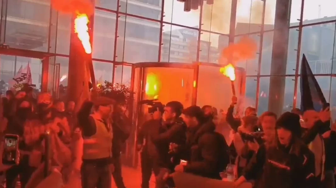 Γαλλία: Διαδηλωτές εισέβαλαν στα γραφεία του Χρηματιστηρίου