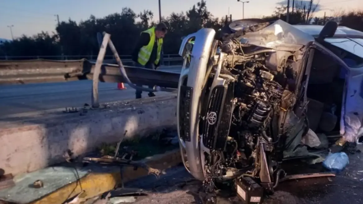 Αυτοκίνητο έπεσε στις μπάρες και αναποδογύρισε