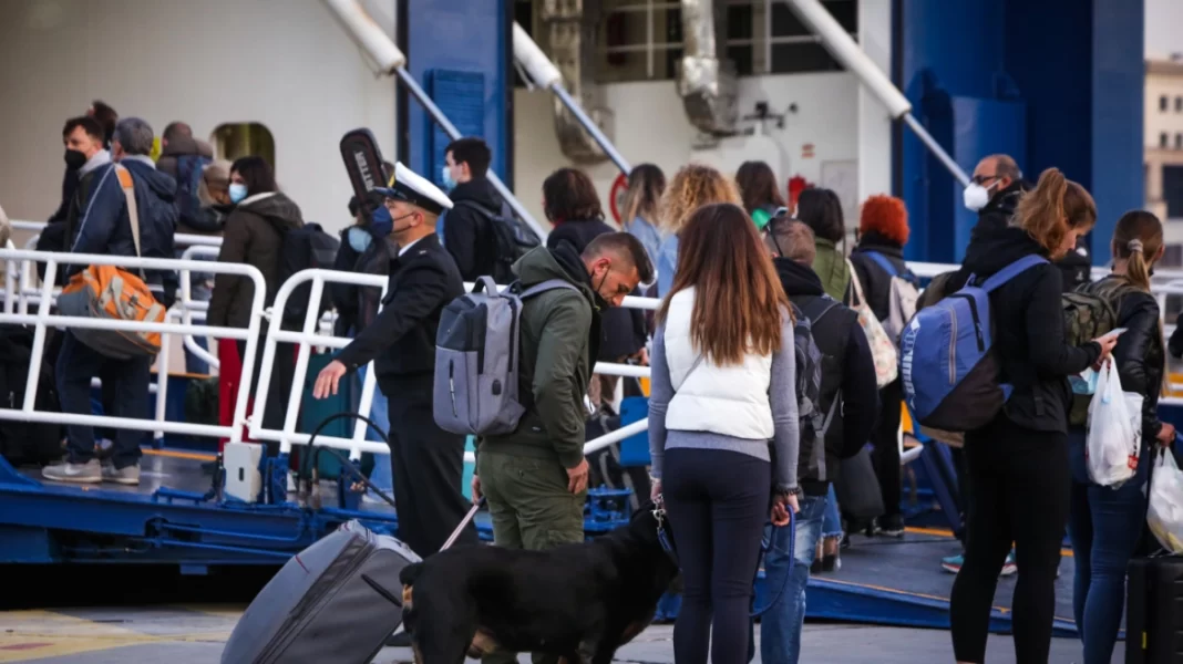 Πάσχα 2023: Από σήμερα η μεγάλη έξοδος – Γεμάτα φεύγουν τα πλοία από τα λιμάνια