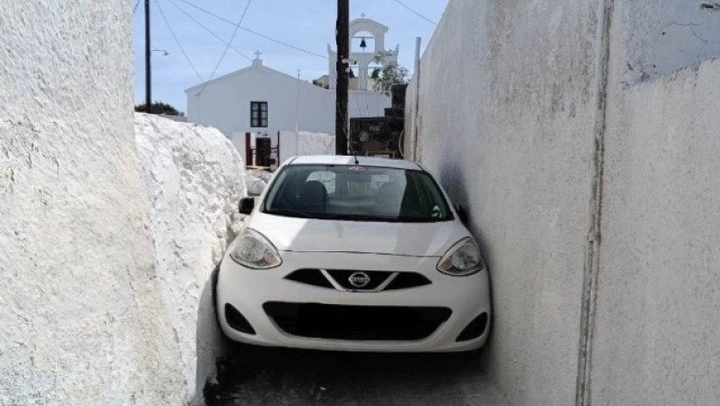 Απίστευτο σκηνικό στη Σαντορίνη: Αυτοκίνητο… σφήνωσε σε στενό δρομάκι