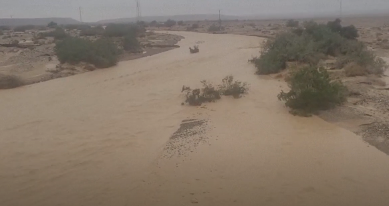 Δύο άνθρωποι αγνοούνται από τις πλημμύρες που προκάλεσαν οι καταρρακτώδεις βροχές