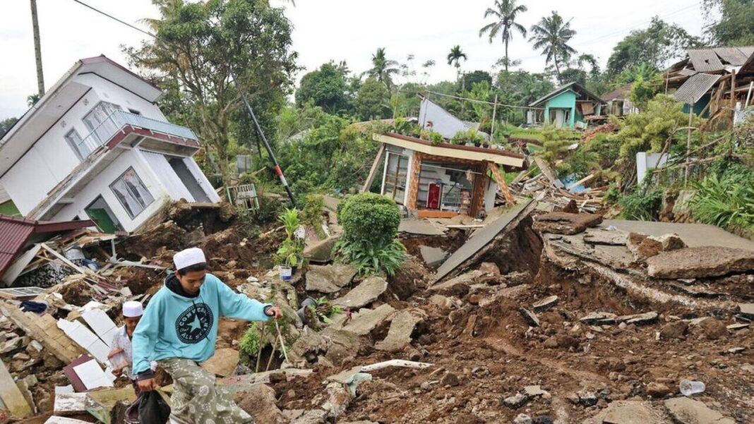 Ινδονησία: Σεισμός 7,3 Ρίχτερ και προειδοποίηση για τσουνάμι