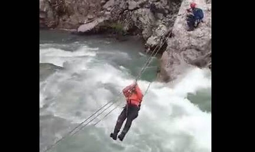 Καρέ-καρέ η διάσωση ζευγαριού ορειβατών από ποταμό (βίντεο)