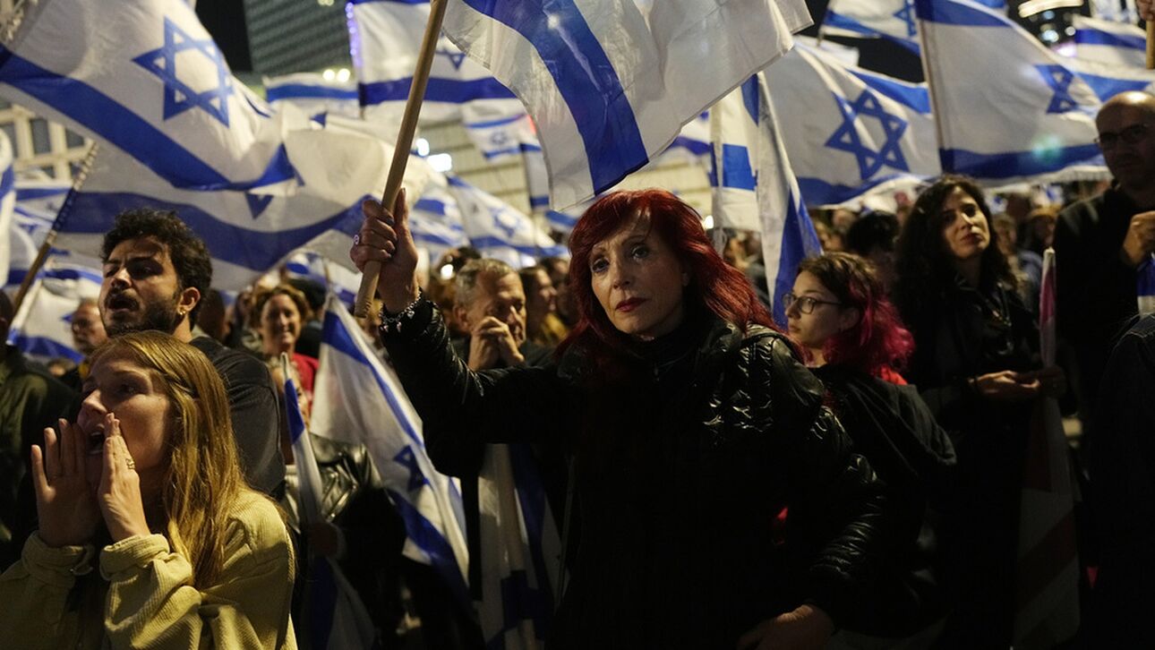 Iσραήλ: Στους δρόμους δεκάδες χιλιάδες πολίτες – Αντιδρούν στις μεταρρυθμίσεις της Δικαιοσύνης