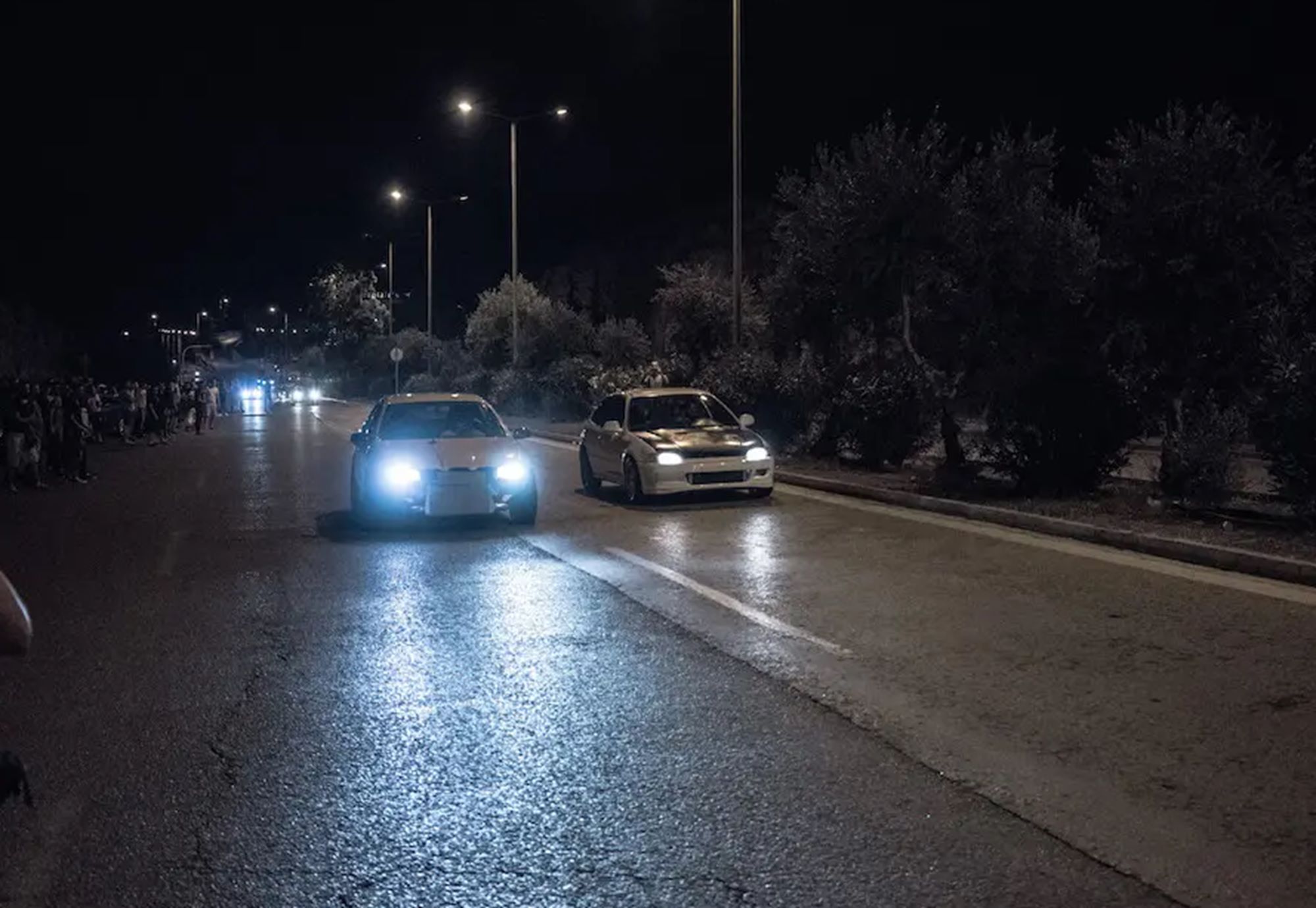 Αυτοκίνητο έπεσε με μεγάλη ταχύτητα σε μάντρα σπιτιού -«Εκαναν κόντρες», λένε οι κάτοικοι