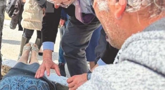 Bουλευτής έσωσε ηλικιωμένη που λιποθύμησε στον Επιτάφιο (εικόνες)