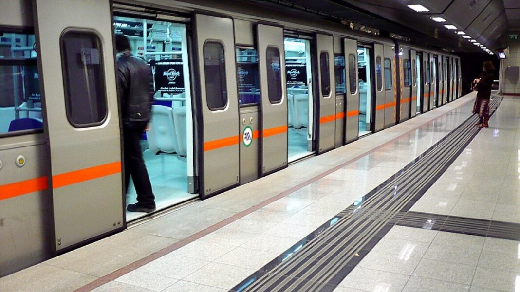 Τραγικός θάνατος για 45χρονη: Πιάστηκε το παλτό της στις πόρτες του μετρό και ξεκίνησε ο συρμός