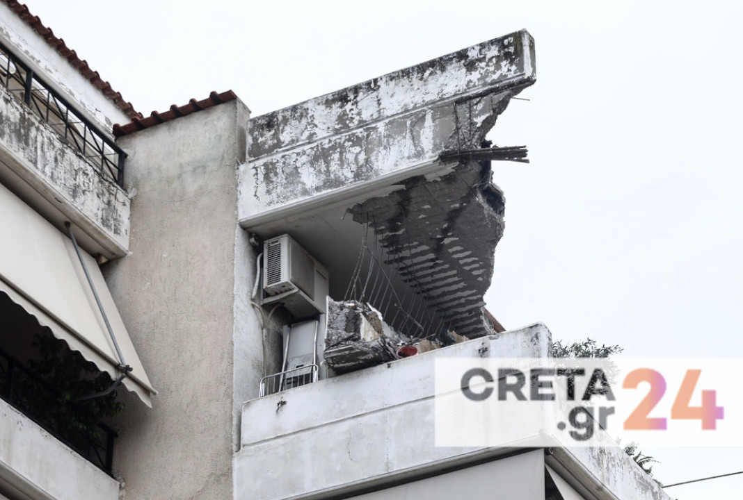 Κρήτη: Έπεσε τμήμα μπαλκονιού – Ζημιές σε αυτοκίνητο (εικόνες)