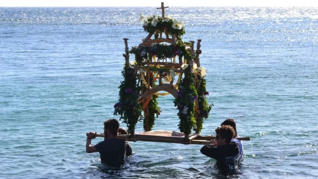 Νάξος: Ξεχωριστή περιφορά του επιταφίου μέσα στη θάλασσα