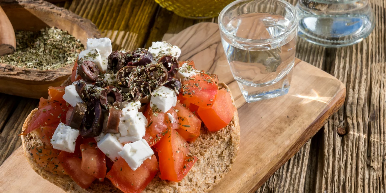 Ντάκος, η καλύτερη σαλάτα του κόσμου σύμφωνα με το TasteAtlas - Ακόμη 5 ελληνικές στην κορυφαία 50άδα