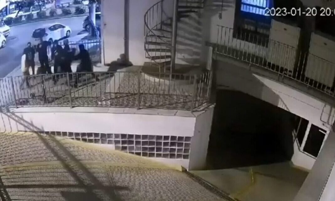 Οπαδική επίθεση: Βίντεο ντοκουμέντο από τη στιγμή που 16χρονοι ξυλοκοπούν 17χρονο
