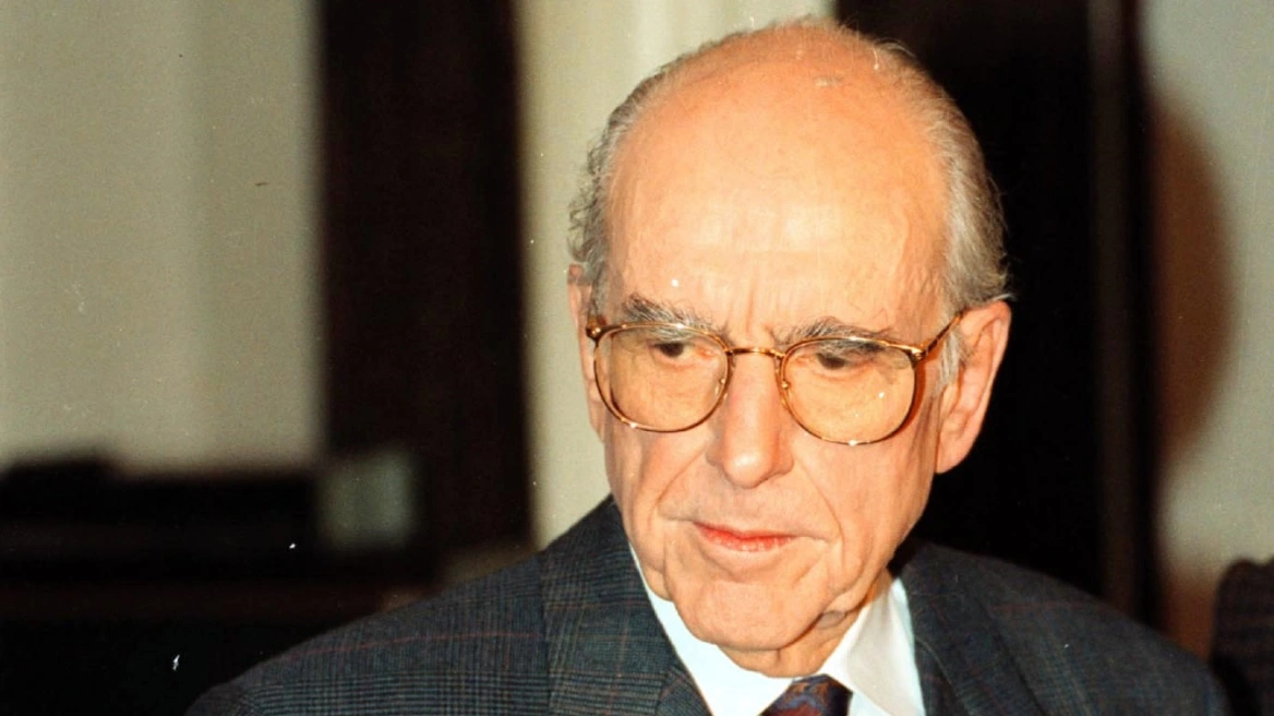 Πουλήθηκαν για €25.000 σε δημοπρασία τα εμβληματικά γυαλιά του Ανδρέα Παπανδρέου