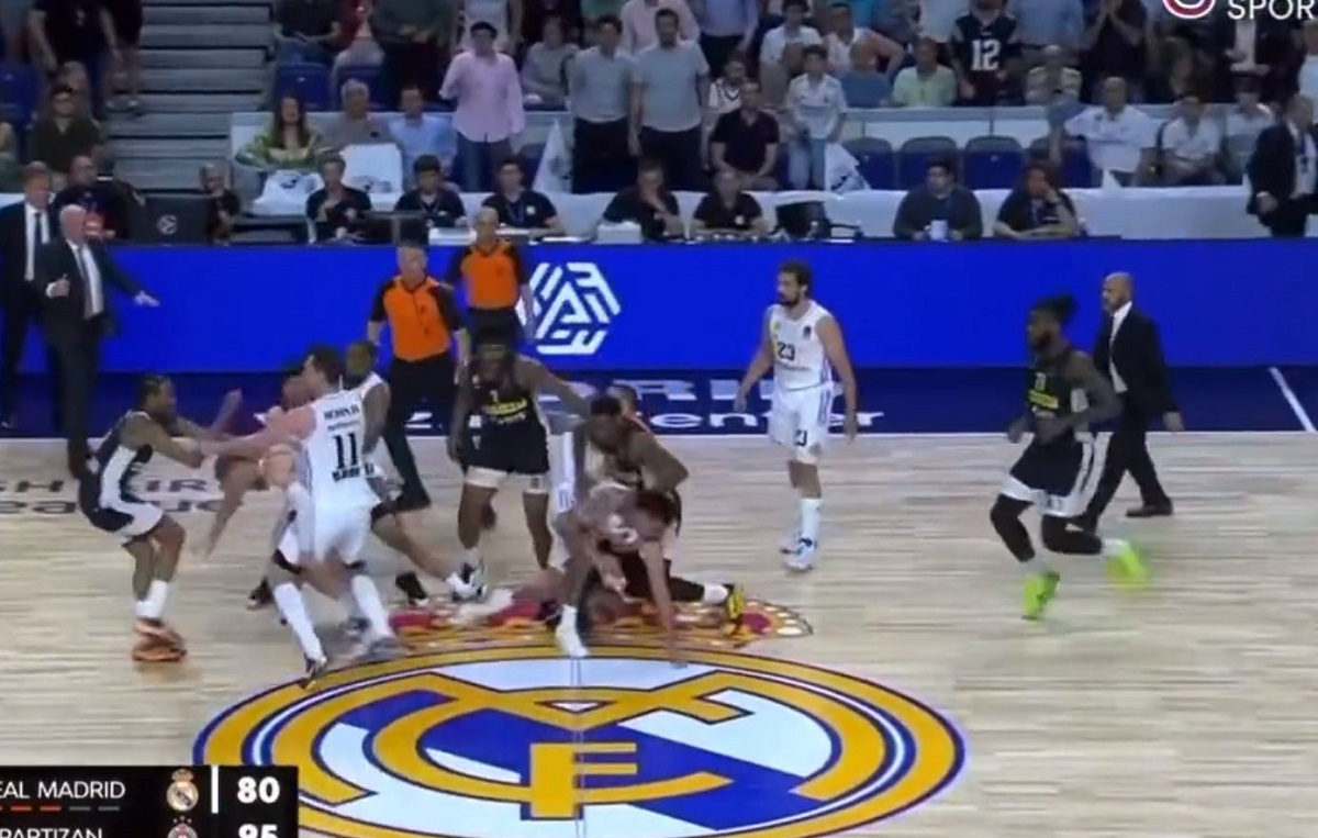 Χαμός και στα αποδυτήρια του Wizink Center – Έκλαιγε η σύντροφος του Εξούμ!