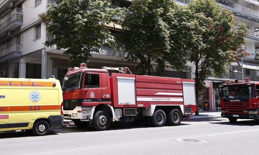 Φωτιά σε αυτοκίνητο που βρίσκεται σε οικόπεδο με χόρτα