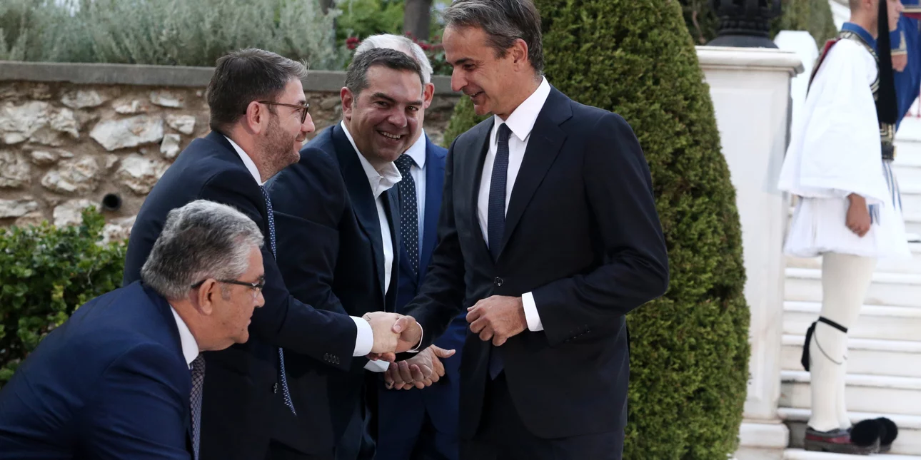 Ένα ντιμπέιτ με όλους τους αρχηγούς, απαντά η κυβέρνηση στον ΣΥΡΙΖΑ -Νέο πεδίο εντάσεων