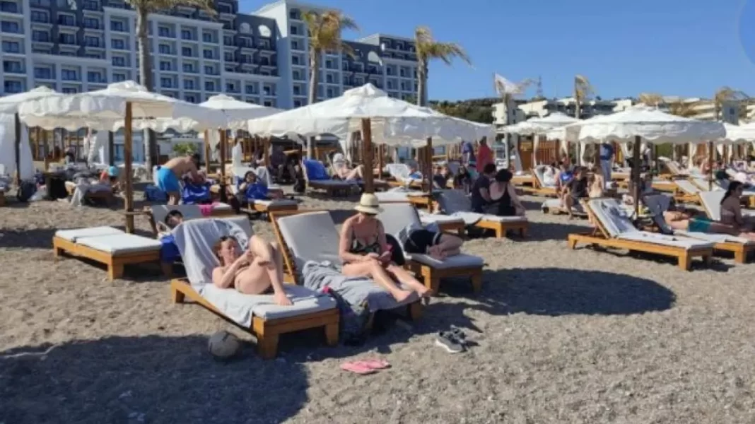 Ξεχύθηκαν στις παραλίες ντόπιοι και τουρίστες με θερμοκρασίες καλοκαιριού