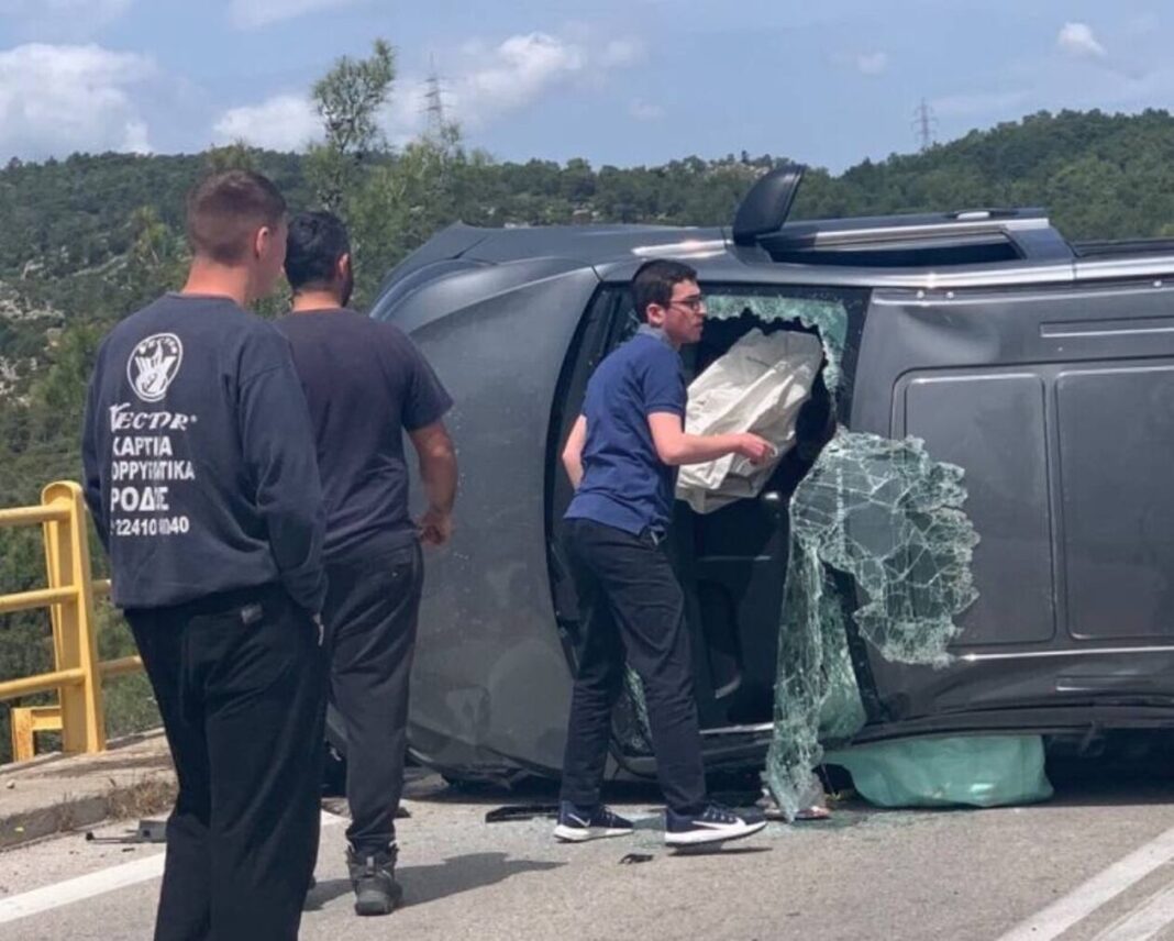 Αναποδογύρισε μίνι βαν στη μέση του δρόμου