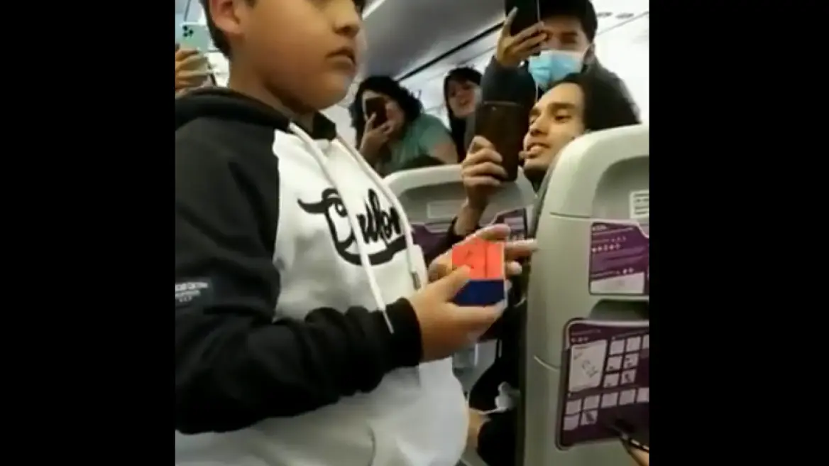 Παιδί ιδιοφυΐα λύνει τον κύβο του Ρούμπικ σε δευτερόλεπτα – Άφωνοι οι επιβάτες πτήσης