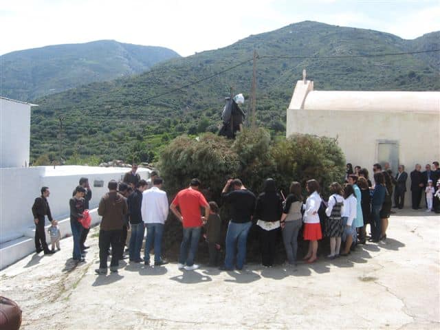 Μεγάλη εβδομάδα στη Σφάκα Σητείας: Το έθιμο της Φουνάρας και ο “ανταγωνισμός” των δύο οικισμών αναβιώνει και φέτος!